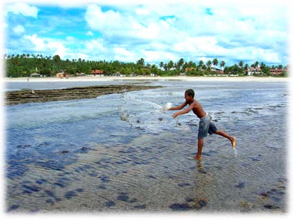 Menino pescando na Praia de Camacho - Maragogi